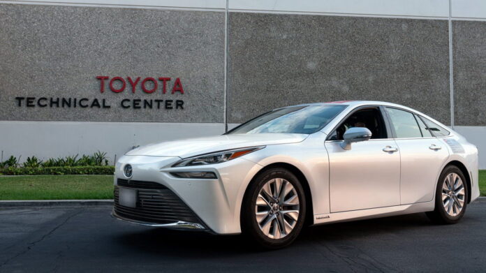 2021-Toyota-Mirai-Guiness-Record-4 Toyota Mirai