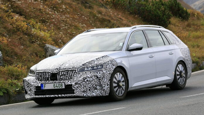 Skoda-Superb-2021-spy-front-driving Skoda-Superb