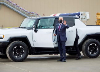 Запустил завод GM и прокатился на электрическом Хаммере. Как проводит время президент США GMC-Hummer