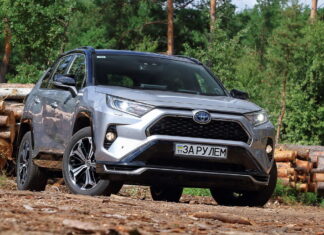 Toyota RAV4, которая стоит, как Lexus, а едет, как VW Golf GTI Toyota RAV4 Plug-in Hybrid