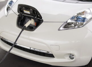 Сколько нужно удлинителей, чтобы зарядить электрокар с 19-го этажа nissan-leaf-charging