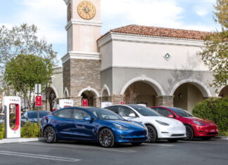 Кризис разгорается: Tesla начала ставить в свои электрокары старые батареи Tesla Model 3