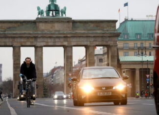 Даже электрокары: Берлин готов запретить автомобили на дорогах Berlin
