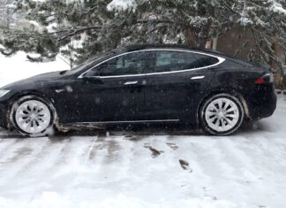 Колеса замёрзли: Tesla шокировала киевлян необычной неисправностью tesla model s snow street