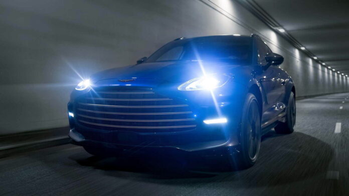 Aston Martin DBX707