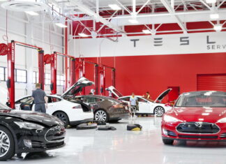 Как премиальная Tesla Model S оказалась в одной компании с бюджетником Renault Logan Tesla service