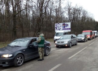 Шара закінчується: в Україні планують відмінити безкоштовне розмитнення автівок Черги на західному кордоні