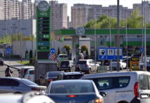 Уряд відпустив ціни на пальне: скільки коштуватиме бензин та дизель черги на АЗС