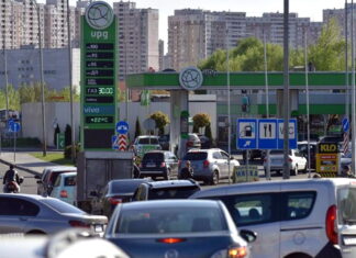 Уряд відпустив ціни на пальне: скільки коштуватиме бензин та дизель черги на АЗС
