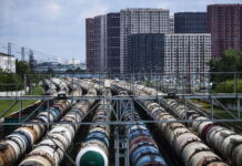 Біларуська нафтопереробка на межі колапсу – ніхто не хоче купувати пальне Цистерни с бiларуським пальним