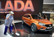 АвтоВАЗ засумував: у росії обвалилися продажі автівок Lada-Vesta