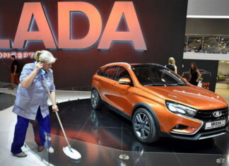 АвтоВАЗ засумував: у росії обвалилися продажі автівок Lada-Vesta
