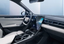 У стилі Tesla: Geely розсекретила салон нового Atlas Geely Atlas