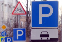 Паркування в Києві стало безкоштовним: правда чи ні Паркування