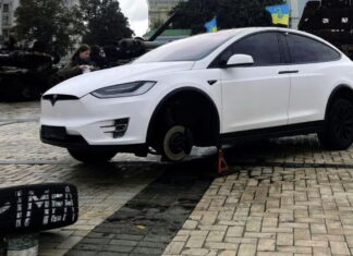 Як українці відповіли Ілону Маску: краще будь-яких слів Tesla Mask Kyiv