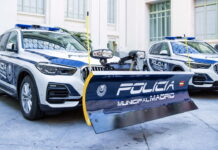 Преміум для народу: поліція отримала дивовижний снігоприбиральник Снігоприбиральна машина BMW