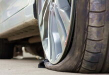 Чому електромобілі частіше псують диски та пробивають шини tyre broken
