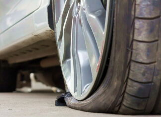 Чому електромобілі частіше псують диски та пробивають шини tyre broken
