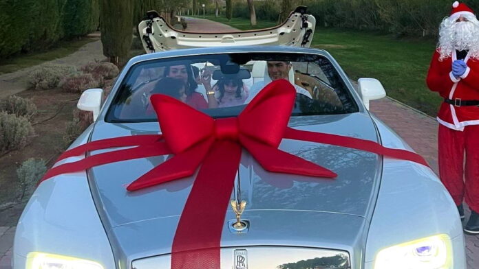 cristiano-ronaldo-received-a-rolls-royce-for-christmas 1 cristiano-ronaldo-rolls-royce-for-christmas