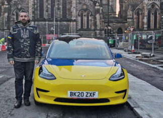 На підтримку України: британець оселився в електрокарі Tesla Scottish man in Tesla