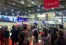 Розлючені власники машин Tesla влаштували заворушення у Китаї Tesla owners protest