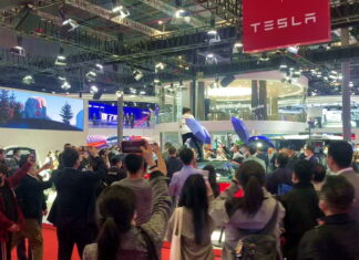 Розлючені власники машин Tesla влаштували заворушення у Китаї Tesla owners protest