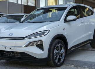 Беруть, бо вигідно: які автомобілі українці замовляють у Китаї Dongfeng Honda M-NV