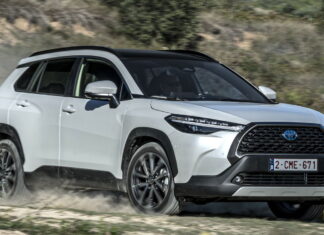 Toyota Corolla Cross краща за RAV4? Розказуємо та показуємо Toyota Corolla Cross