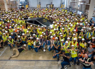 Нарешті! Tesla випустила перший серійний пікап: відомі ціни Tesla Cybertruck