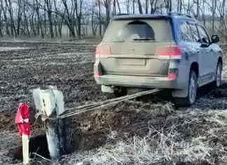 Як Land Cruiser та трактор поле розмінували: фермерський лайфхак попав на відео Фермери розміновують поле