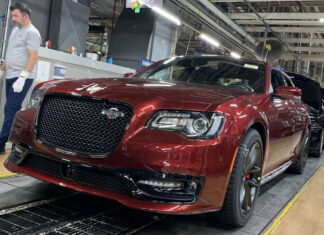 Chrysler остаточно попрощався з легендарною моделлю. Але є нюанс Chrysler 300C