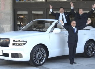 Сядуть усі: Toyota презентувала велетенський кабріолет Toyota Century SUV Convertible