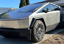 Півроку не минуло: кіберпікапи Tesla іржавіють, попри те, що зроблені з нержавіючої сталі Tesla Cybertrucks Rusting