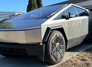 Півроку не минуло: кіберпікапи Tesla іржавіють, попри те, що зроблені з нержавіючої сталі Tesla Cybertrucks Rusting