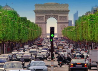 $20 за годину паркування: Париж голосує проти кросоверів traffic-in-paris