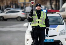 Не тільки для водіїв: що означають жести регулювальника жести регулювальника