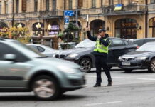 Підказка водіям та пішоходам: що означають жести регулювальника (відео) жести регулювальника