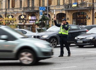 Підказка водіям та пішоходам: що означають жести регулювальника (відео) жести регулювальника
