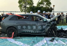 Краш-тест по-китайськи: Chery скинула електромобіль з висоти 10-поверхового будинку Exeed crash