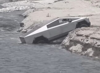 Як тобі таке, Ілон Маск? Tesla Cybertruck застряг на пляжі: відео Tesla Cybertruck