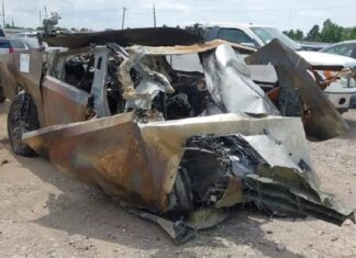 Як тобі таке, Ілон Маск: впізнаєш “найбезпечніше” та “найміцніше” авто у світі? Tesla Cybertruck