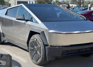 В Україну приїхав перший Tesla Cybertruck: відео Tesla Cybertruck