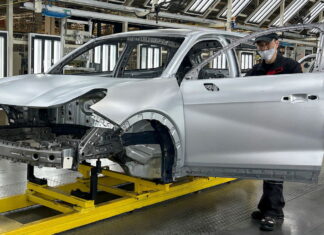 Китай заборонив своїм автовиробникам будувати заводи у росії China car factory