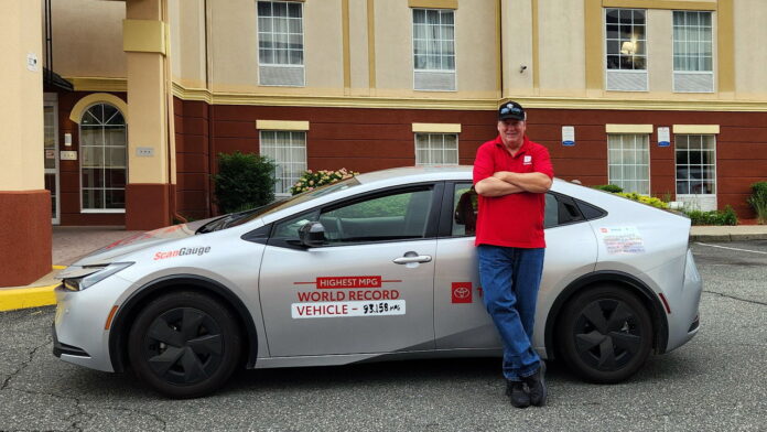 Toyota-Prius-GUINNESS-WORLD-RECORD 2 Toyota Prius GUINNESS WORLD RECORD