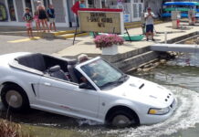 Спорткар Ford Mustang перетворили на справжню амфібію: фото та відео 1999 Mustang Aqua Sport