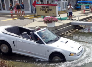 Спорткар Ford Mustang перетворили на справжню амфібію: фото та відео 1999 Mustang Aqua Sport