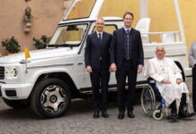 Вперше та безплатно: Папа Римський отримав німецький електромобіль Popemobil Mercedes