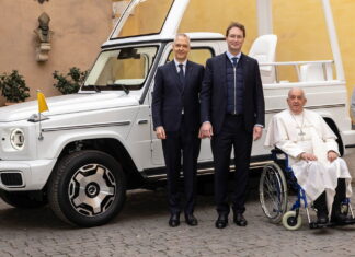 Вперше та безплатно: Папа Римський отримав німецький електромобіль Popemobil Mercedes