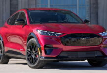 Неймовірно: електричний Ford Mustang виявився набагато популярнішим за “справжній” Ford Mustang Mach-E