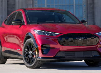 Неймовірно: електричний Ford Mustang виявився набагато популярнішим за “справжній” Ford Mustang Mach-E
